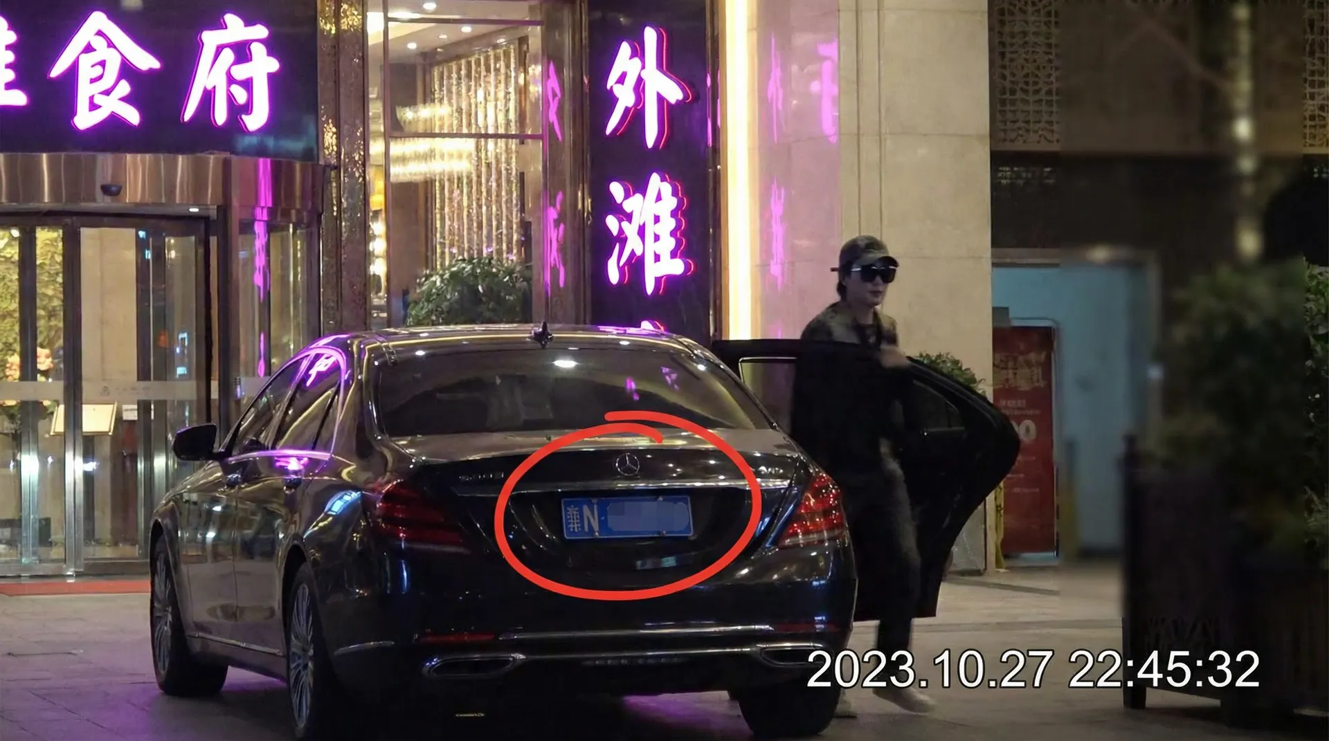 半岛bob体育官网 - 豪车餐厅外偷拍